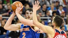 Luke Kornet (vlevo) z New Yorku pihrává kolem Tomáe Satoranského z...