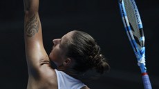 SERVIS. eská tenistka Karolína Plíková podává v prvním kole Australian Open,...