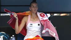 CHVÍLE ODDECHU. eská tenistka Karolína Plíková odpoívá na lavice bhem...