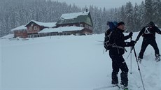 Skialpinisté u chaty Jelení louky v Krkonoších (13. 1. 2018)