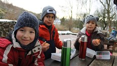 D�ti v lesním klubu v Hlinné jsou prakticky stále venku.