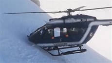 Pilot francouzského vrtulníku pedvedl v Alpách mistrné manévry