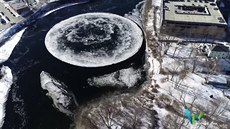 V americké ece Presumpscot plave ledový disk