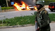 Vojáci pi zásahu proti teroristm, kteí zaútoili na hotel v keském Nairobi...