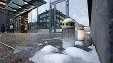 Sví�ky zapálené na p�ipomínku ob�tí sexuálních útok� ve m�st� Oulu na severu...