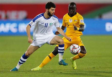 Momentka z utkání Austrálie (lutá) vs. Uzbekistán.