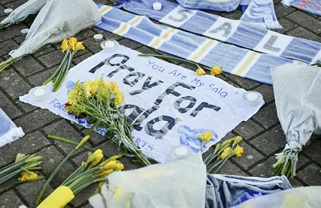 Ped stadionem fotbalist Cardiffu pokládají fanouci klubové symboly a kvtiny...