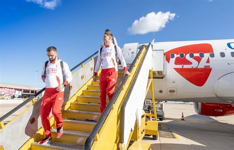 ZASE DO TEPLA. Fotbalisté Slavie vystupují z letadla v portugalském Faru.