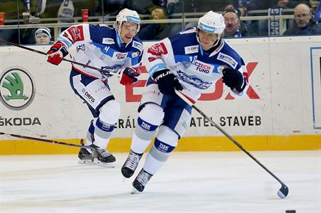 Brnntí hokejisté Zbynk Michálek (vlevo) a Martin Erat útoí na branku Zlína.