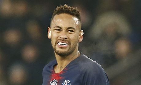 Neymar z Paris Saint-Germain s nespokojenou grimasou ve tvái.