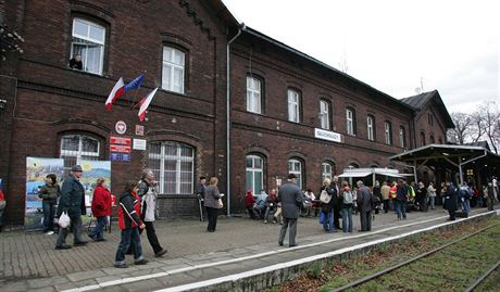 elezniní stanice v polských Glucholazech, pes které vede tra z Mikulovic do Krnova, byla takto plná jen pi oslavách. Bn odsud jezdí jen minimum lidí.