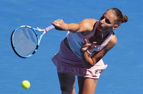 SERVIS. esk tenistka Karolna Plkov podv v osmifinle Australian Open.