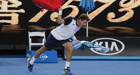 ZLOST. panlský tenista Pablo Carreo Busta se zlobí po osmifinále Australian...