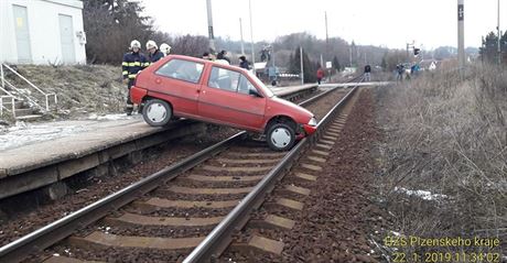 Na Plzesku sjelo auto do kolejit. Nehoda se obela bez zranní. Pekáky na...