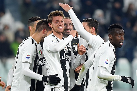 Daniele Rugani z Juventusu oslavuje se spoluhrái gól proti Chievu.