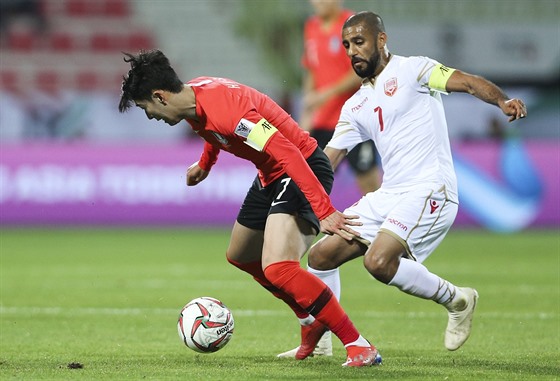 Souboj v osmifinále Asijského poháru mezi Koreou a Bahrajnem (bílá).