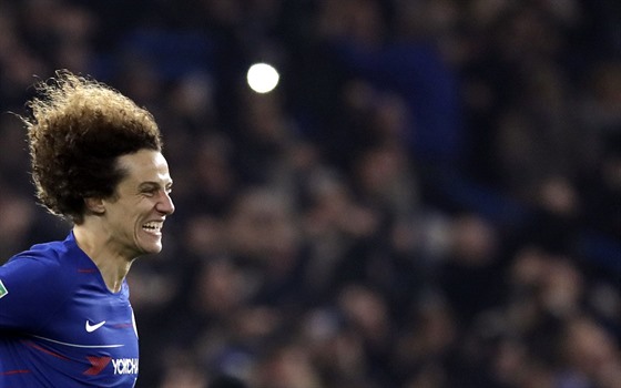 David Luiz po promnné penalt slaví postup Chelsea do finále Ligového poháru.