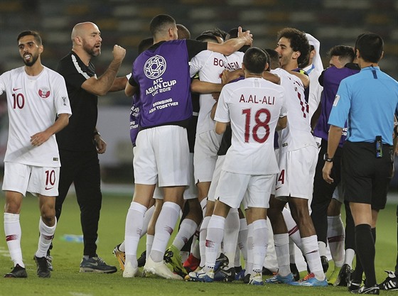 Fotbalisté Kataru a jejich kou Félix Sánchez  (druhý zleva) se radují z...