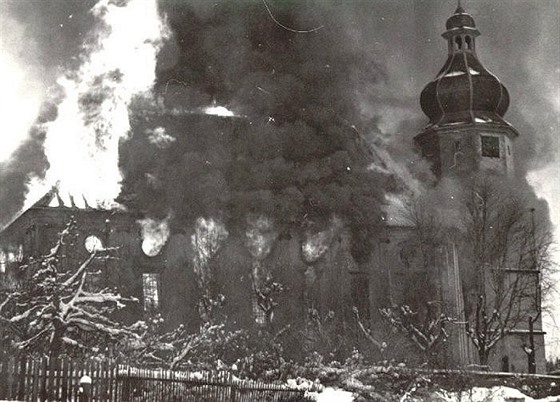 Oheň v kostele vypukl 19. ledna 1960, když dělníci naftovými agregáty vysoušeli...