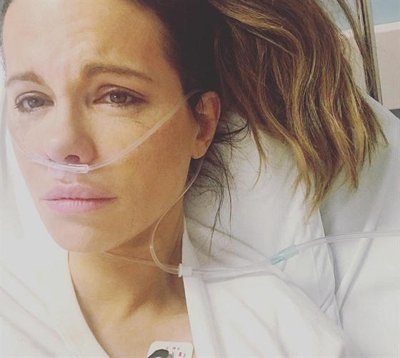 Kate Beckinsale leí v nemocnici. Praskla jí cysta na vajeníku.