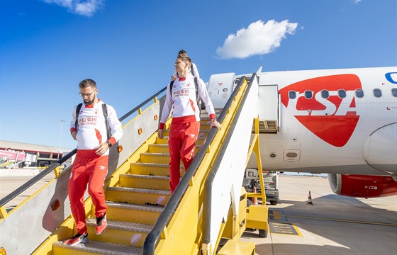 ZASE DO TEPLA. Fotbalisté Slavie vystupují z letadla v portugalském Faru.
