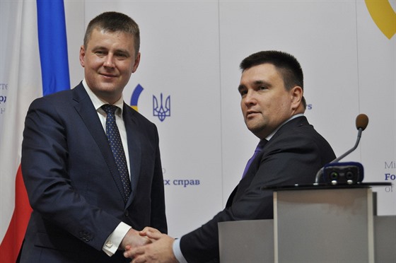 Český ministr zahraničí Tomáš Petříček (vlevo) a ukrajinský ministr zahraničí...