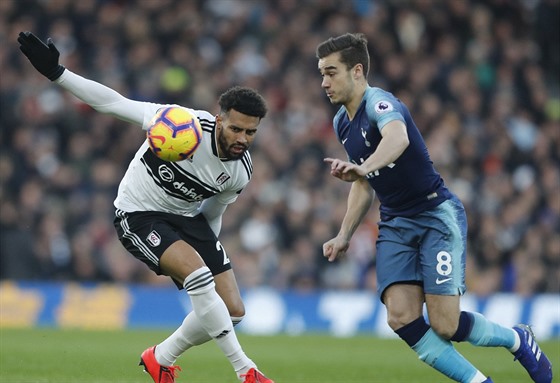 Cyrus Christie z Fulhamu (vlevo) se ohlíí za balonem, ke kterému spchá Harry...