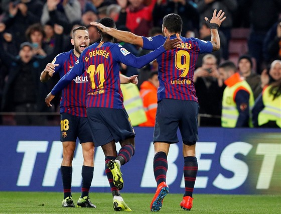 Hrái Barcelony se radují ze vsteleného gólu v zápase proti Leganés.