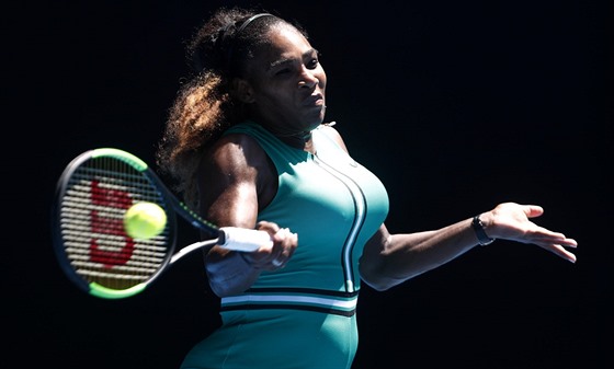 Serena Williamsová se ví silou opírá do forhendu ve tvrtfinále Australian...