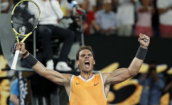 panlský tenista Rafael Nadal se raduje z postupu do finále Australian Open.