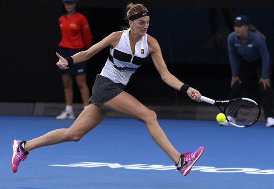 SKOK. eská tenistka Petra Kvitová se ve finále Australian Open snaí i s...