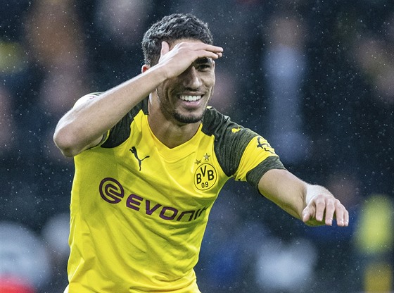 Levý bek Achraf Hakimi (Dortmund) slaví svou branku do sít Hannoveru.