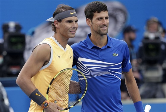 Rafael Nadal (vlevo) a Novak Djokovi