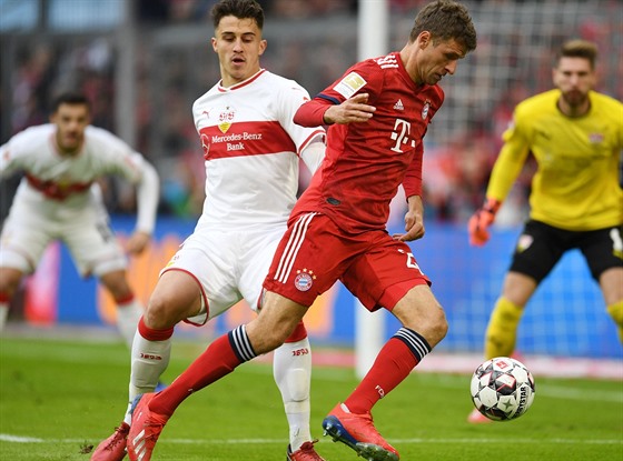 Thomas Müller z Bayernu Mnichov (vpravo) se snaí uvolnit kolem Marca-Olivera...