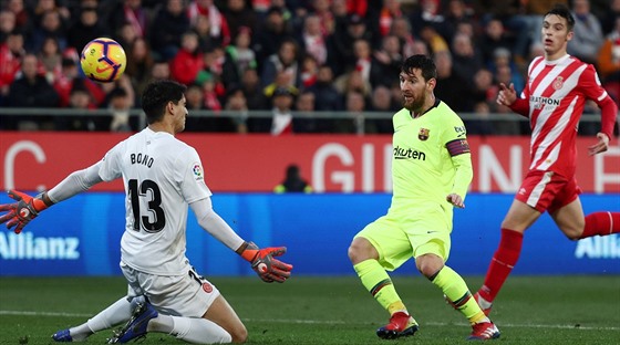Lionel Messi z Barcelony (ve lutém) pekonává brankáe Girony.