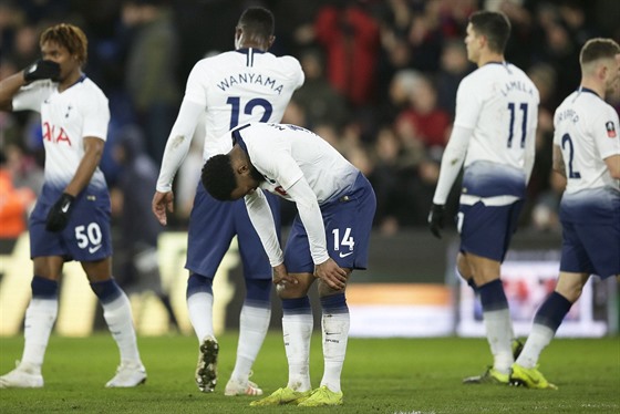 Zklamaní fotbalisté Tottenhamu po vyazení z FA Cupu od Crystal Palace