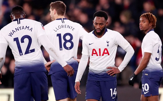 Zklamaní fotbalisté Tottenhamu smutní po vyazení z FA Cupu od Crystal Palace.