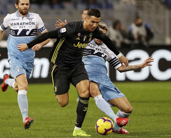 Cristiano Ronaldo z Juventusu se snaí ustát souboj s Luisem Albertem z Lazia.