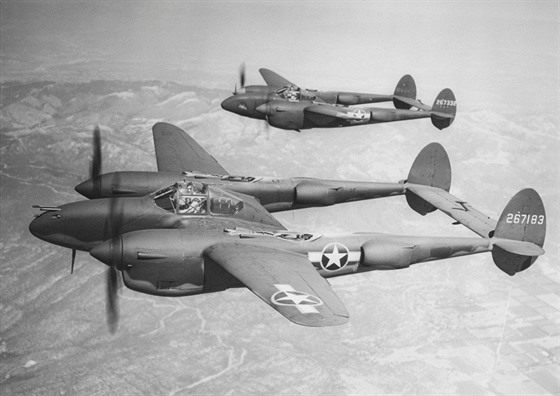 Stíhací P-38J a vzadu fotoprzkumný F-5B