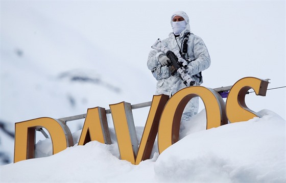 Švýcarský policista hlídkuje na střeše hotelu v Davosu.