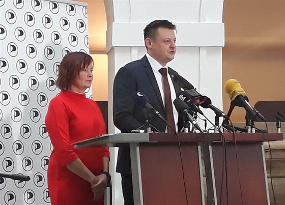 Poslanci za Piráty Dana Balcarová a Radek Holomík pedstavili novelu zákona o...