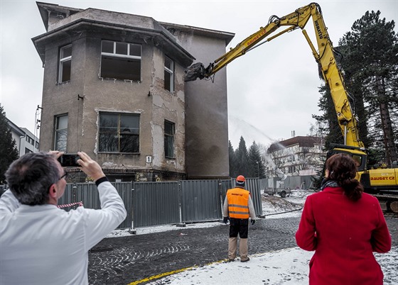 Demolice pavilonu bývalé dtské chirurgie v areálu Pardubické nemocnice.