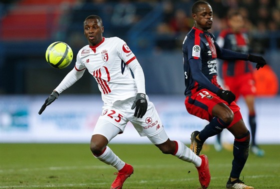 Christian Kouakou (vpravo) jet v dresu Caen v souboji s obráncem Fode Ballo z...