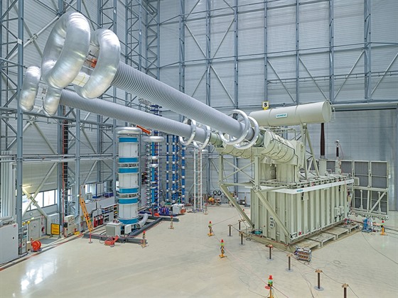 Transformátor pro 1 110 kV vedení v Číně, který postavila firma Siemens. Na...