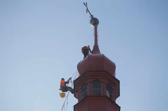 Horolezci se před rokem v Přibyslavi pokusili vyřešit problém s nahnutým křížem na špičce věže u kostela. Zprvu se jim ho podařilo jen zajistit, sundat ho bez jeřábu nedokázali.