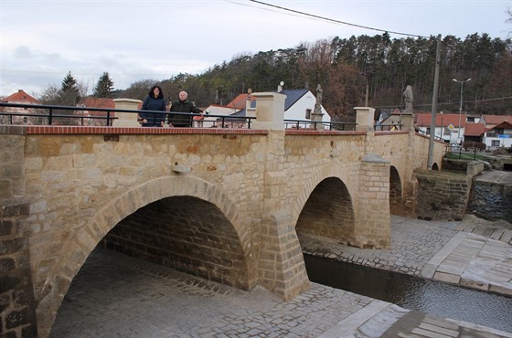 Po rekonstrukci, kterou provedl Středočeský kraj v minulém roce, most v Sazené...