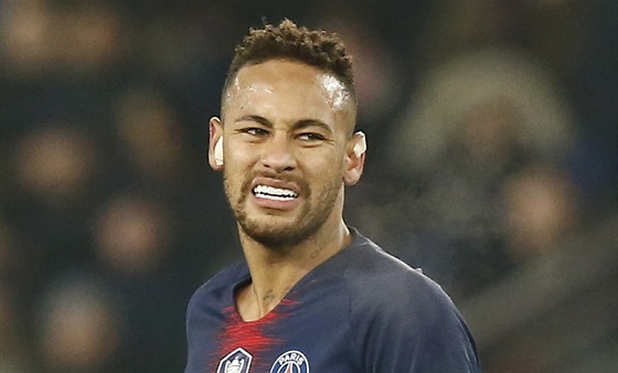 Neymar z Paris Saint-Germain s nespokojenou grimasou ve tváři.