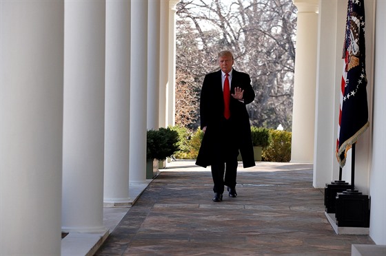 Trump prochází verandou Bílého domu.