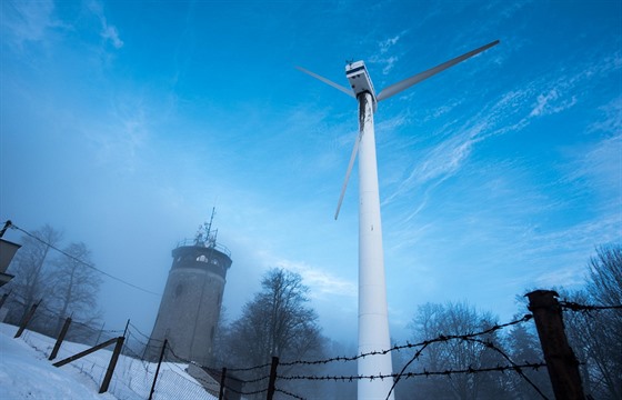 Větrná elektrárna je na Hostýně umístěná vedle rozhledny.