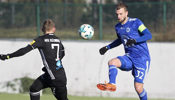 Vít Bene (vpravo) pi své olomoucké premiée v zápase s Ruomberokem.